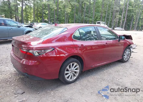 2021 Toyota Camry Le z USA, uszkodzony, nr VIN 4T1C11AK9MU512480